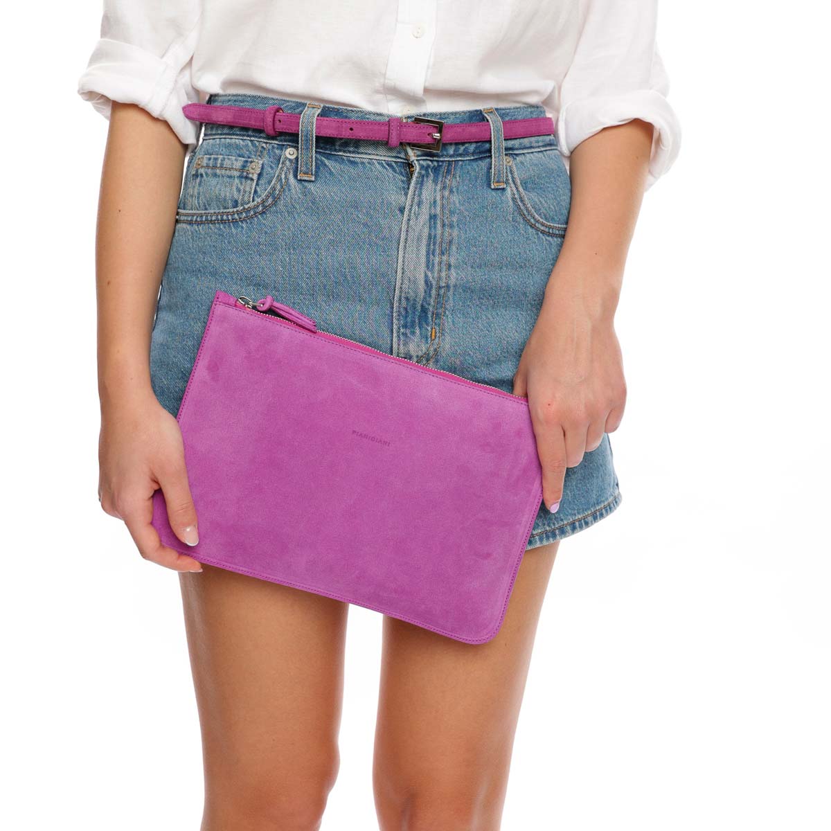 Rose, borsa modello bustina con polsino in pelle scamosciata viola, prodotta da Pianigiani.