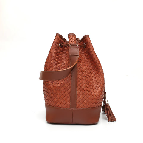 Secchiello Sofia borsa a spalla da donna in pelle intrecciata marrone, realizzata e venduta da Pianigiani Bags
