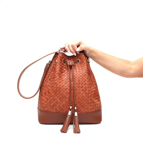 Secchiello Sofia borsa a spalla da donna in pelle intrecciata marrone, realizzata e venduta da Pianigiani Bags