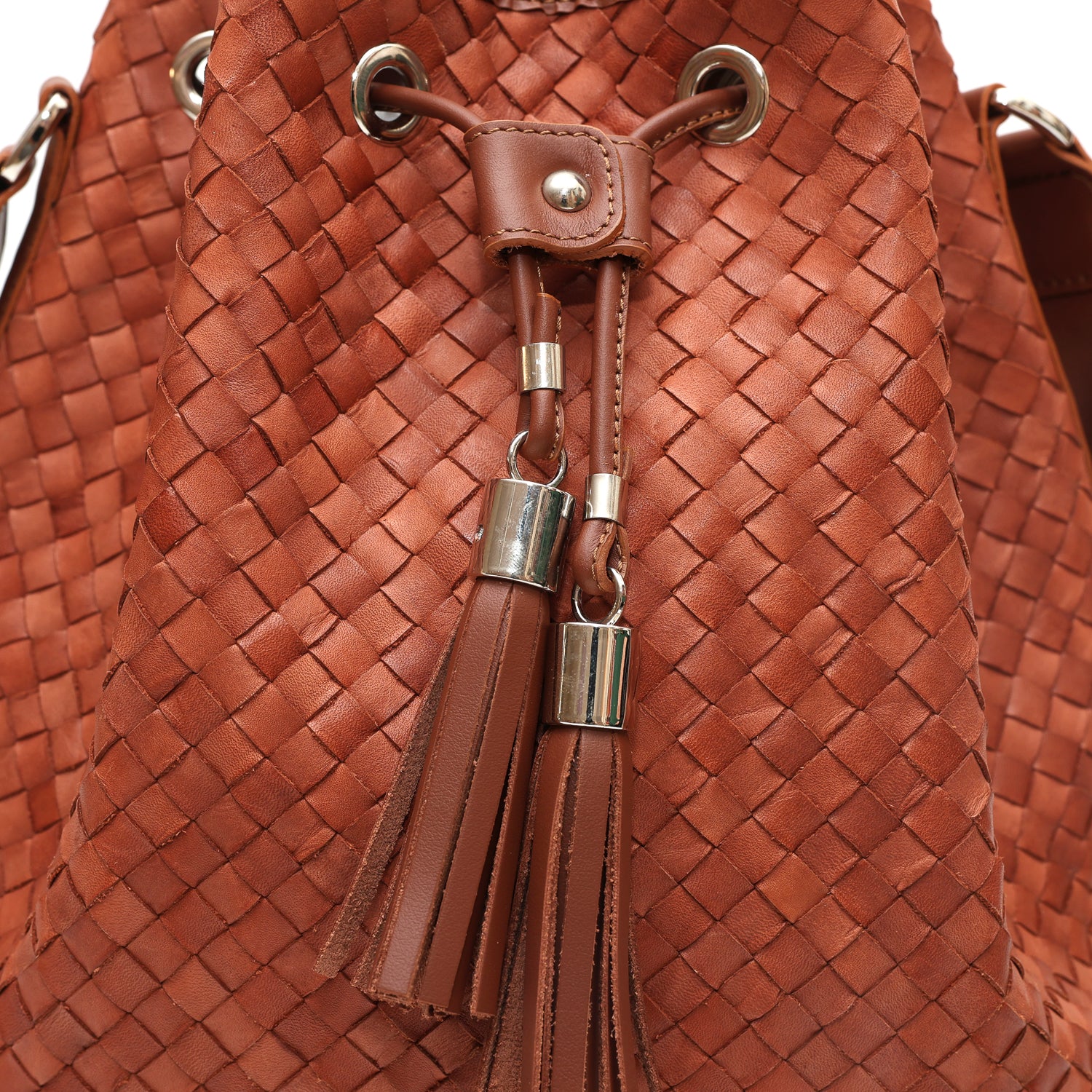 Secchiello Sofia borsa a spalla da donna in pelle intrecciata marrone, realizzata e venduta da Pianigiani Bags