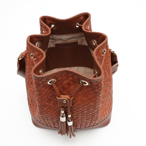 Secchiello Sofia borsa a spalla da donna in pelle intrecciata marrone, realizzata e venduta da Pianigiani Bags