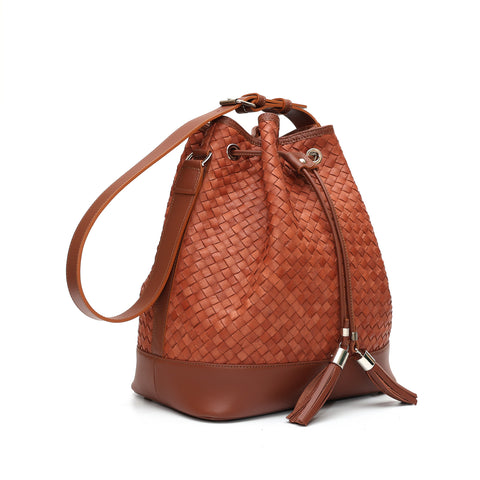 Secchiello Sofia borsa a spalla da donna in pelle intrecciata marrone, realizzata e venduta da Pianigiani Bags