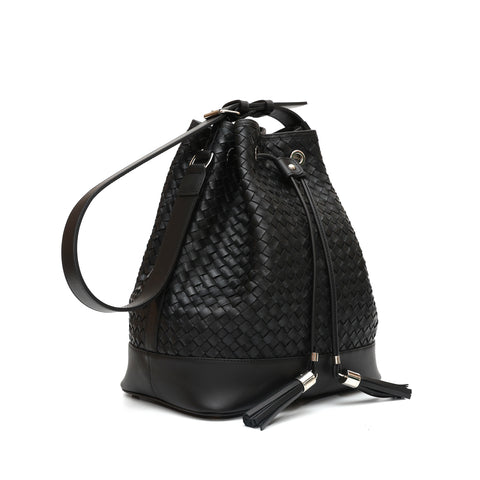 Secchiello Sofia borsa a spalla da donna in pelle intrecciata nera, realizzata e venduta da Pianigiani Bags