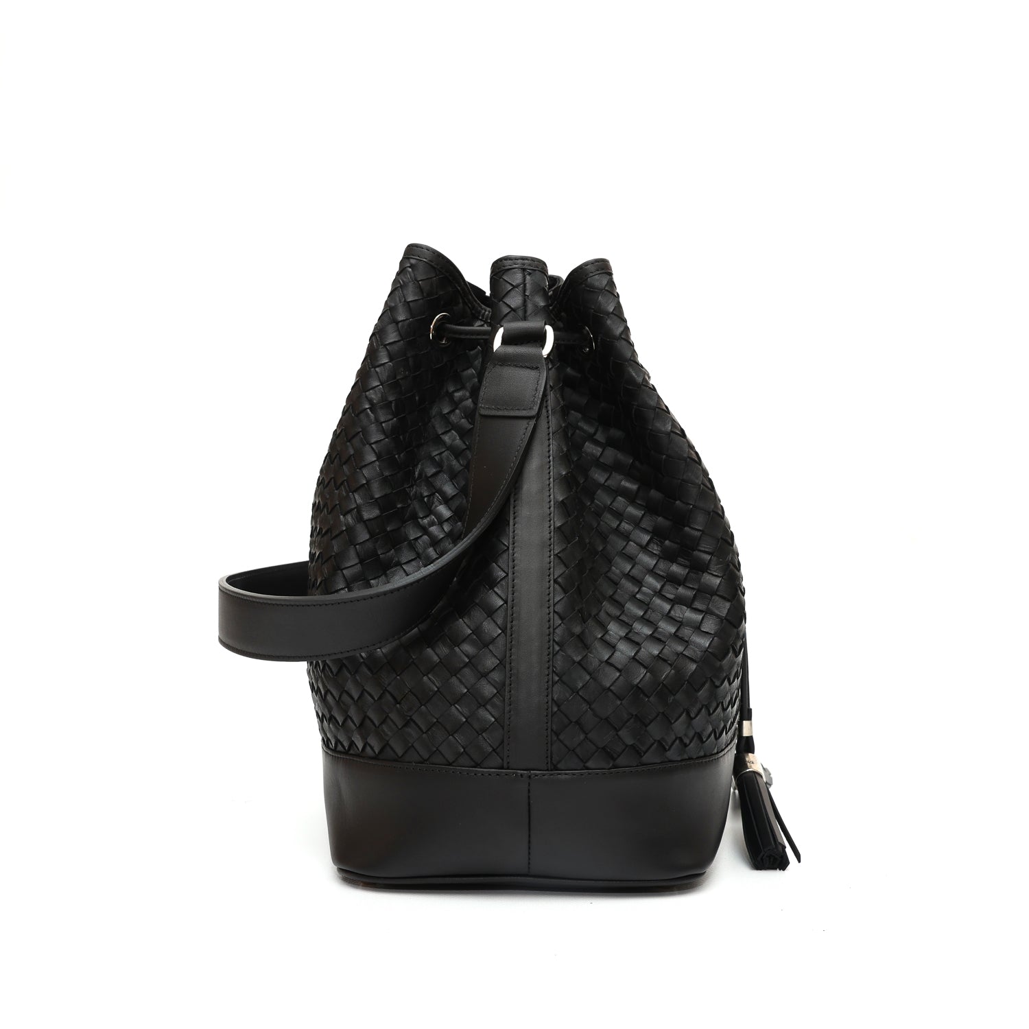 Secchiello Sofia borsa a spalla da donna in pelle intrecciata nera, realizzata e venduta da Pianigiani Bags