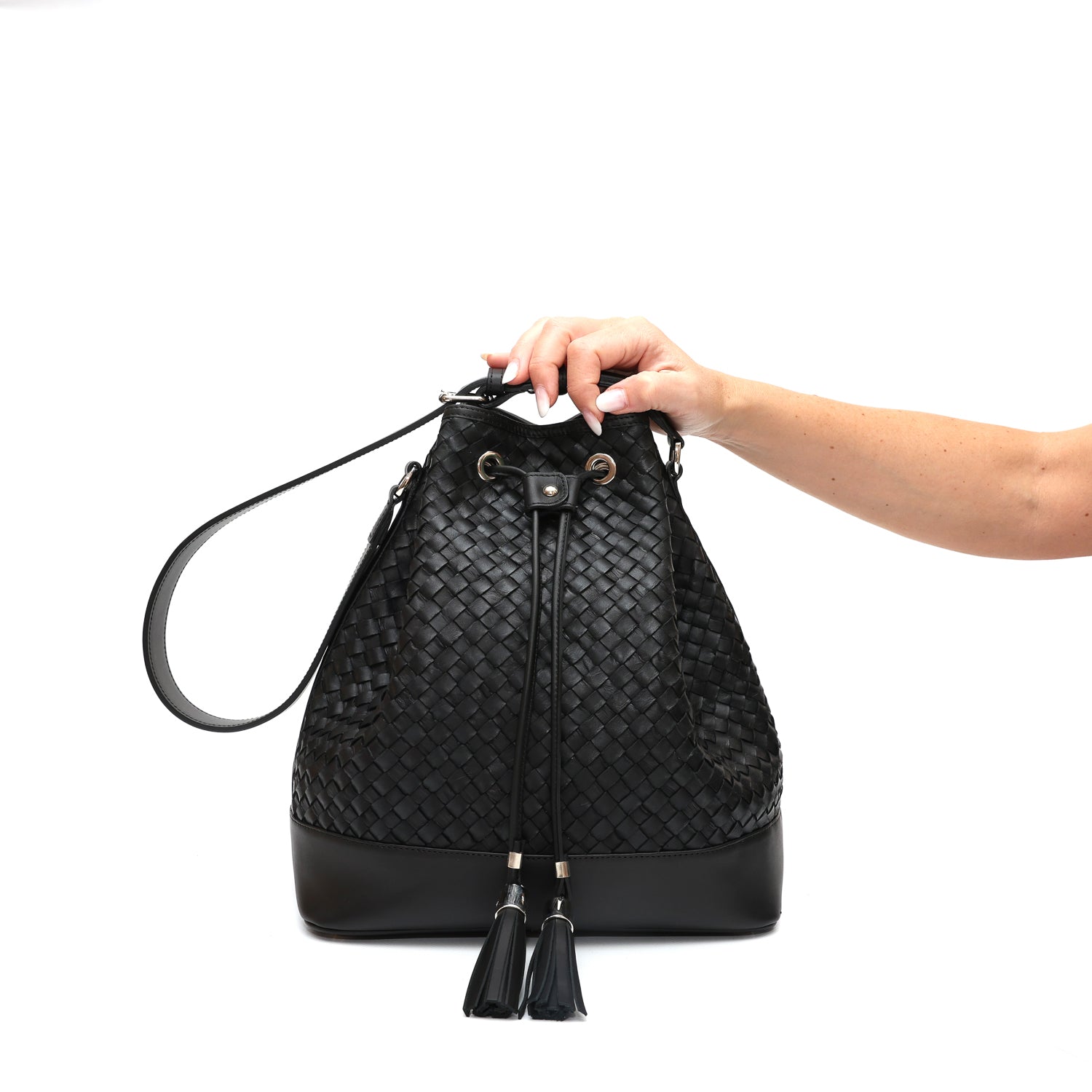 Secchiello Sofia borsa a spalla da donna in pelle intrecciata nera, realizzata e venduta da Pianigiani Bags