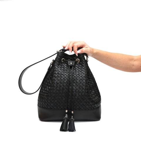 Secchiello Sofia borsa a spalla da donna in pelle intrecciata nera, realizzata e venduta da Pianigiani Bags