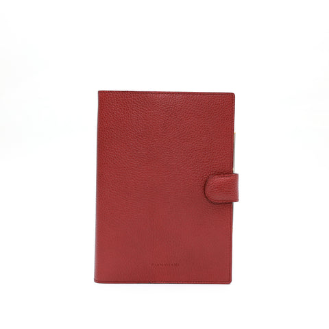 Agenda grande in pelle martellata mosto con calendario sostituibile e completa di penna, prodotta da Pianigiani Bags.