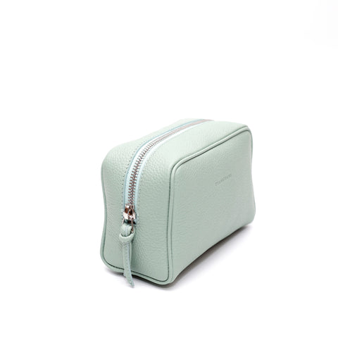 Ball piccola in pelle martellata celeste, pochette da viaggio e per uso quotidiano, realizzata da Pianigiani Bags.