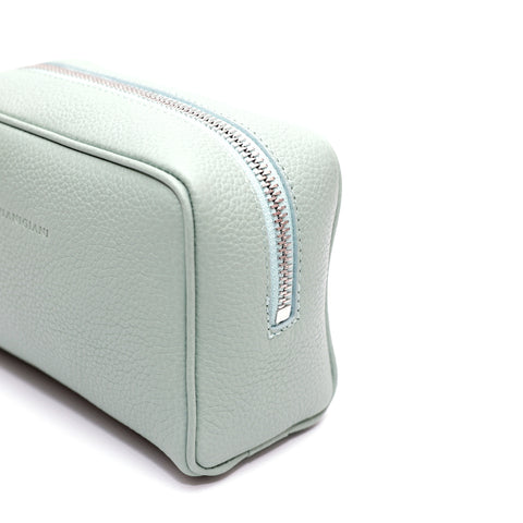 Ball piccola in pelle martellata celeste, pochette da viaggio e per uso quotidiano, realizzata da Pianigiani Bags.