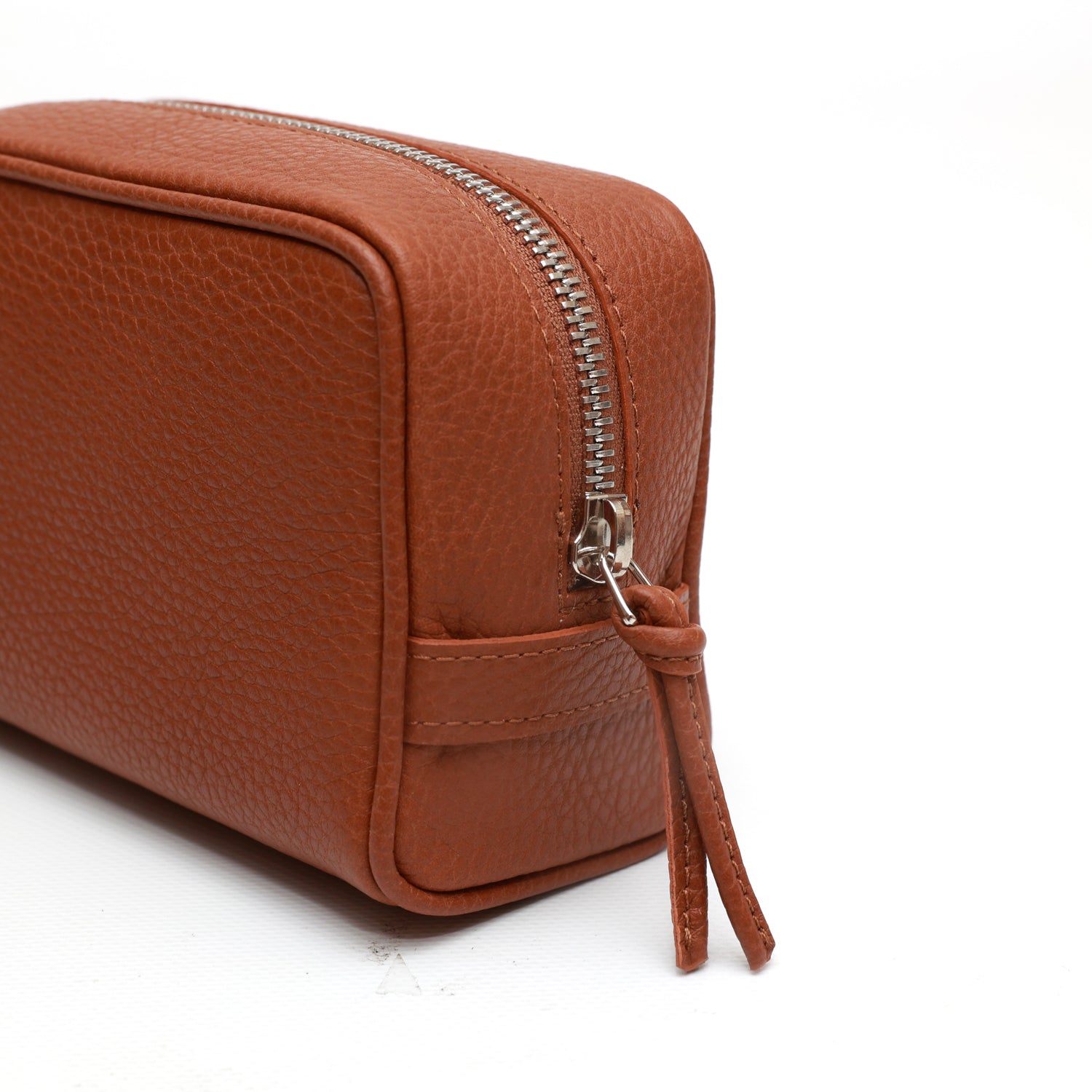 Ball piccola in pelle martellata marrone, pochette da viaggio e per uso quotidiano, realizzata da Pianigiani Bags.