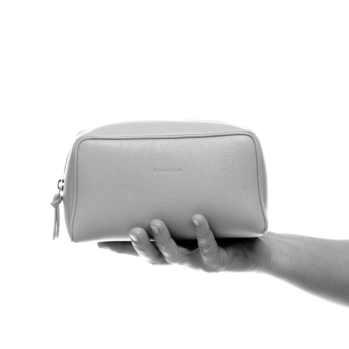 Ball grande in pelle martellata marrone pochette da viaggio e per uso quotidiano, realizzata da Pianigiani Bags.
