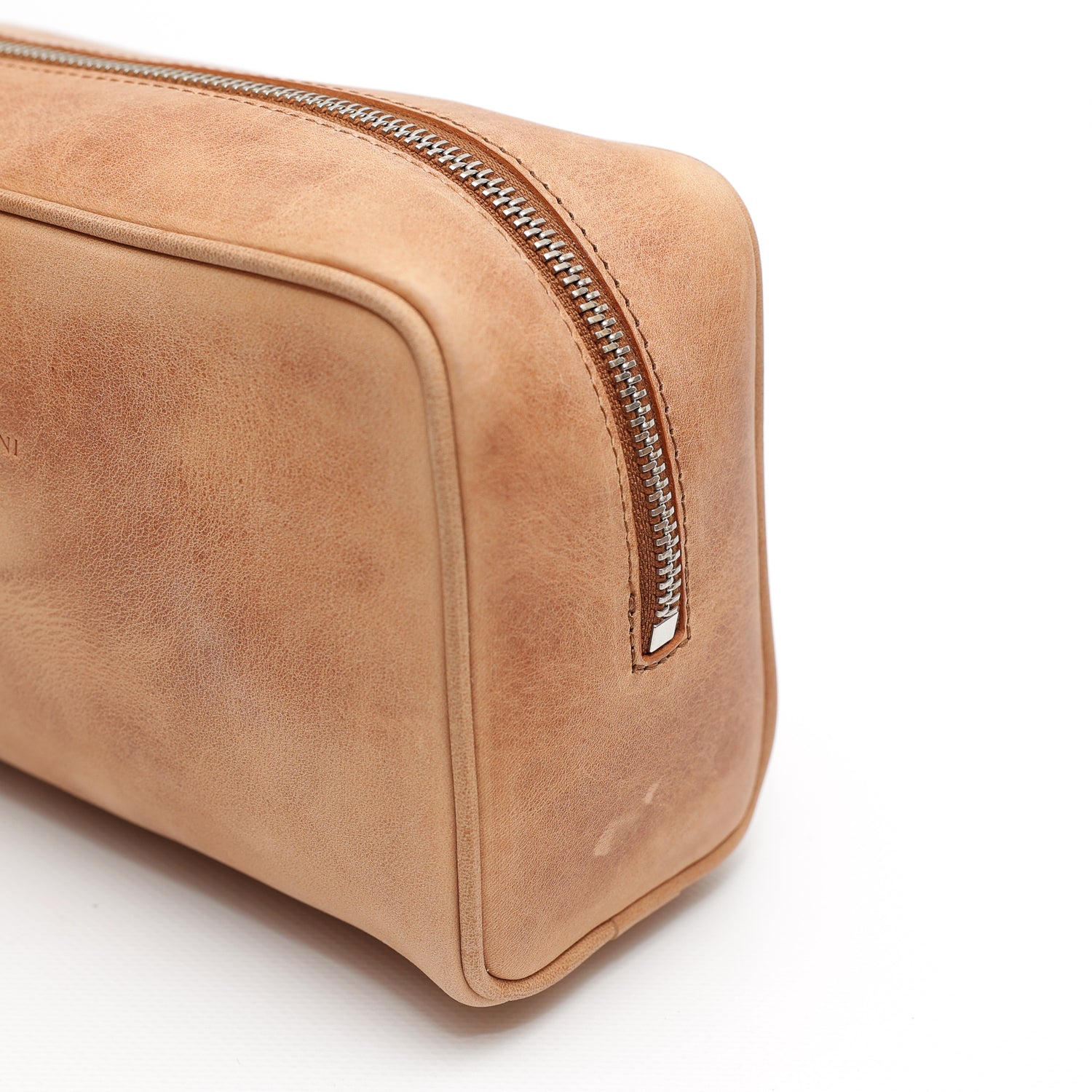 Ball grande, pochette, portaoggetti da viaggio e per l'uso quotidiano, in vitello liscio cuoio effetto vintage. Prodotto da Pianigiani Bags.
