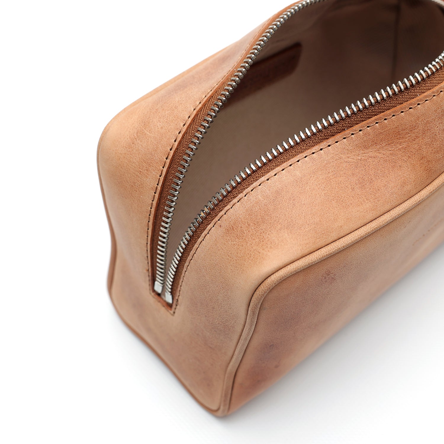 Ball grande, pochette, portaoggetti da viaggio e per l'uso quotidiano, in vitello liscio cuoio effetto vintage. Prodotto da Pianigiani Bags.