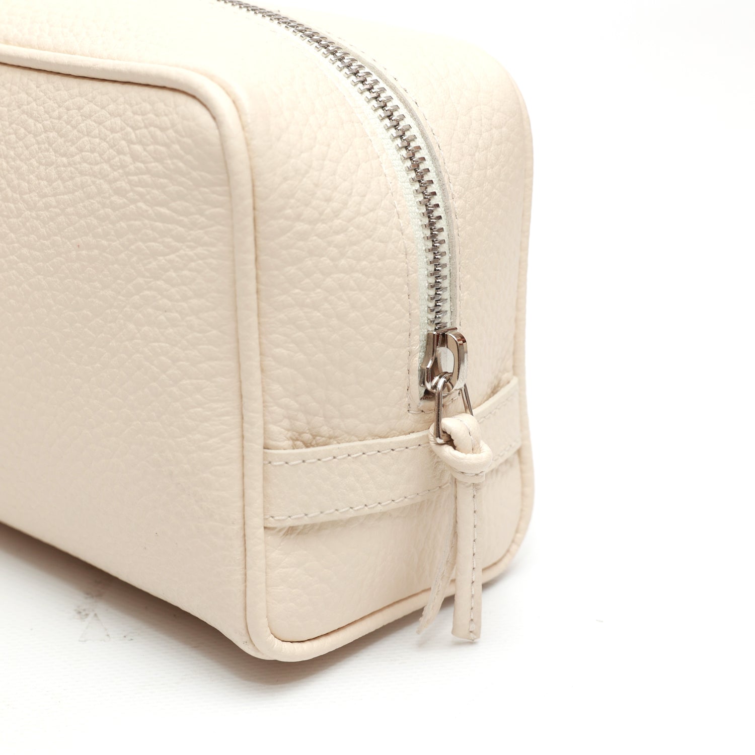 Ball grande in pelle martellata avorio pochette da viaggio e per uso quotidiano, realizzata da Pianigiani Bags.