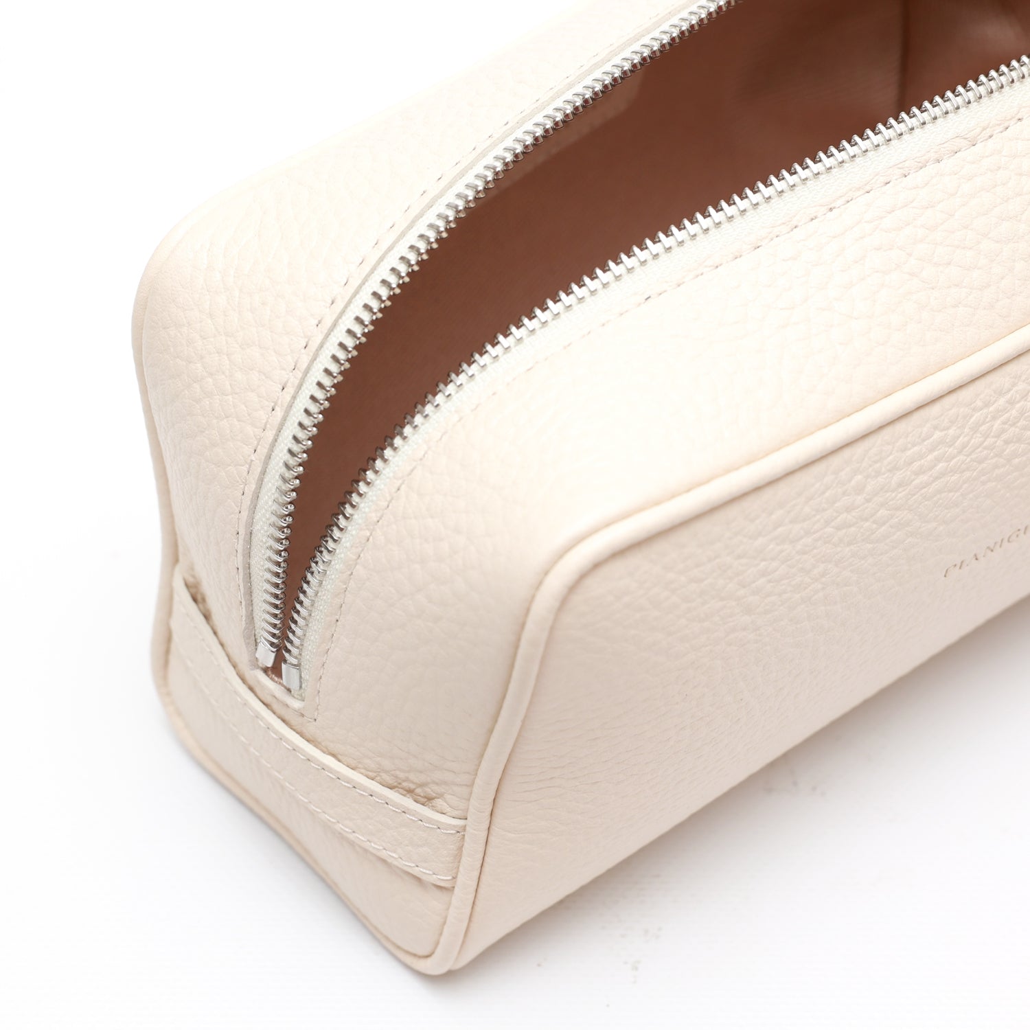 Ball grande in pelle martellata avorio pochette da viaggio e per uso quotidiano, realizzata da Pianigiani Bags.