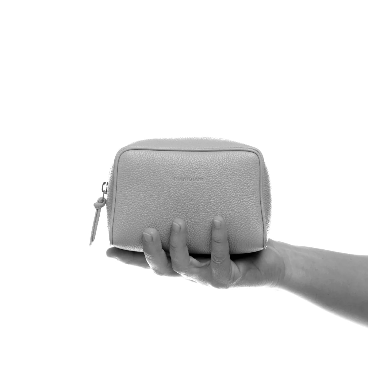Ball piccola in pelle martellata marrone, pochette da viaggio e per uso quotidiano, realizzata da Pianigiani Bags.
