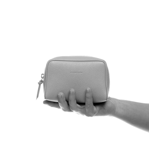 Ball piccola in pelle martellata marrone, pochette da viaggio e per uso quotidiano, realizzata da Pianigiani Bags.