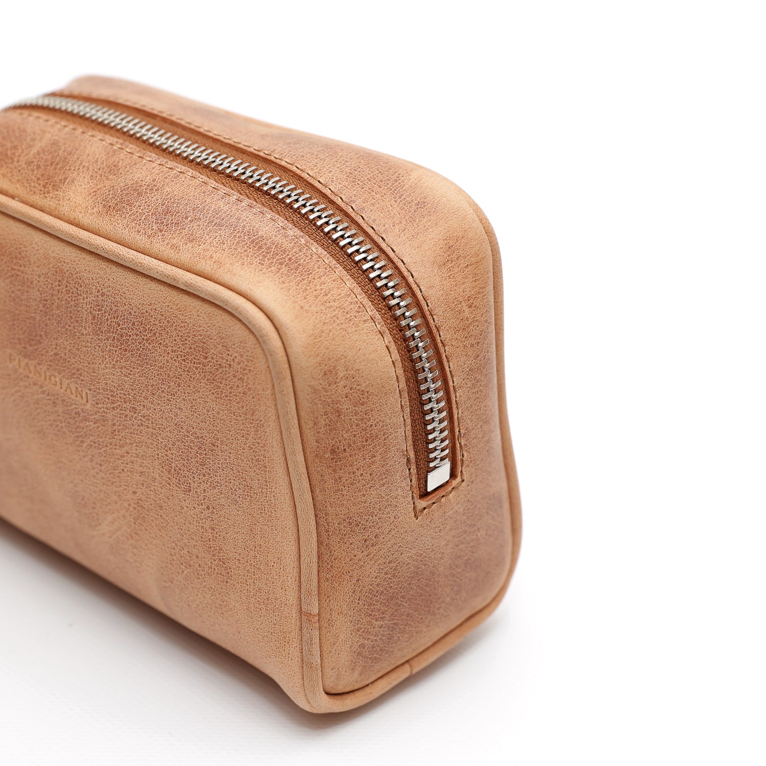 Ball piccola, pochette, portaoggetti da viaggio e per l'uso quotidiano, in vitello liscio cuoio effetto vintage. Prodotto da Pianigiani Bags.