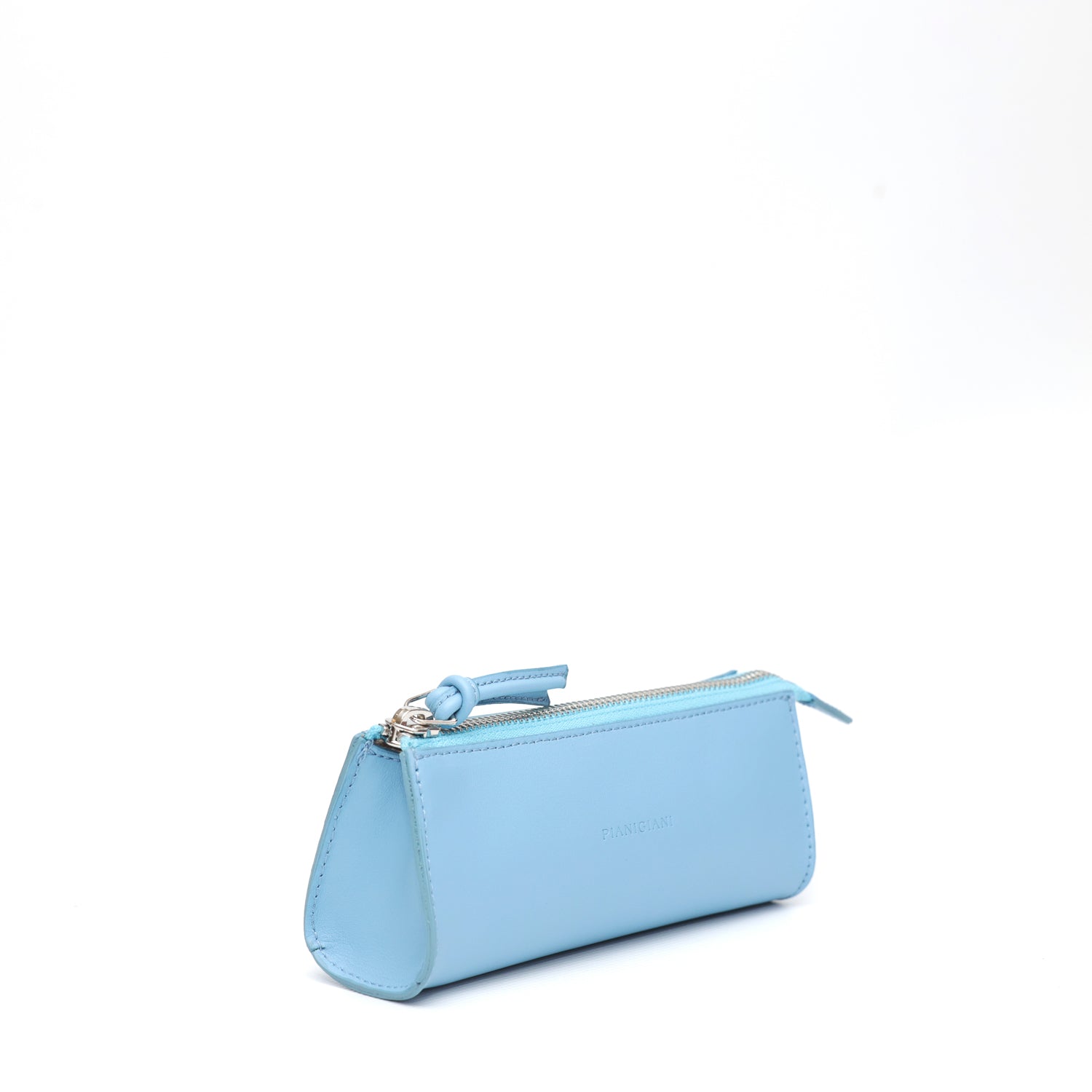 Beauty in pelle liscia celeste, prodotta da Pianigiani Bags.