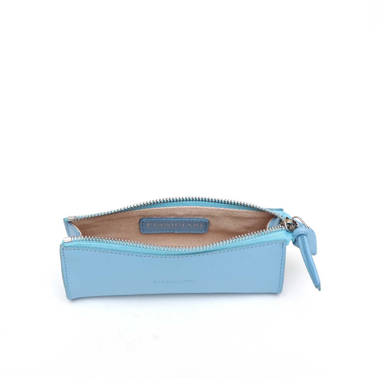 Beauty in pelle liscia celeste, prodotta da Pianigiani Bags.