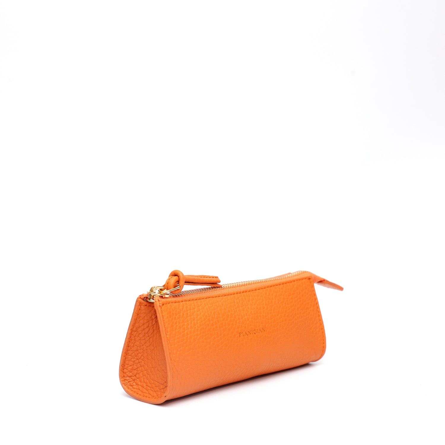 Beauty in pelle martellata arancio, prodotta da Pianigiani Bags.