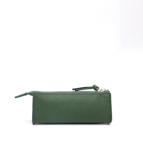 Beauty in pelle martellata verde, prodotta da Pianigiani Bags.