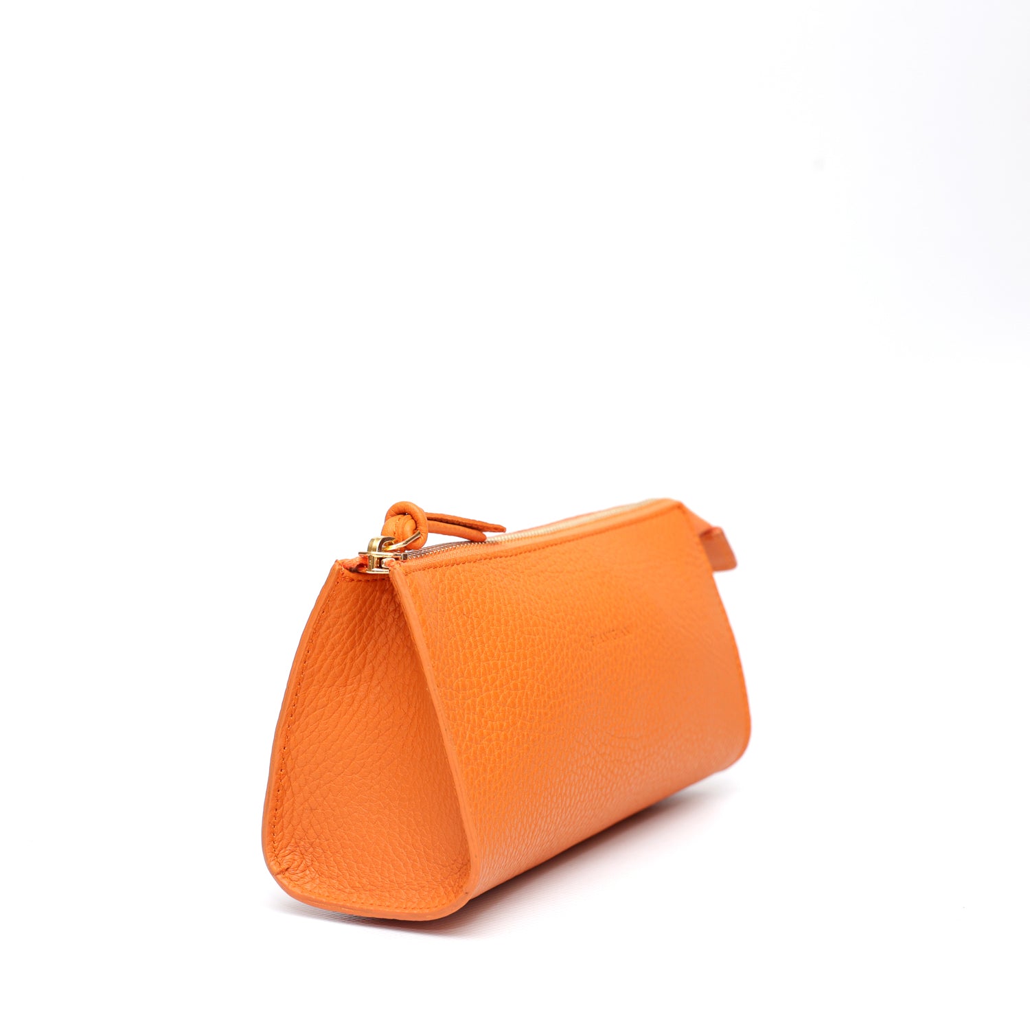 Beauty in pelle martellata arancio, prodotta da Pianigiani Bags.