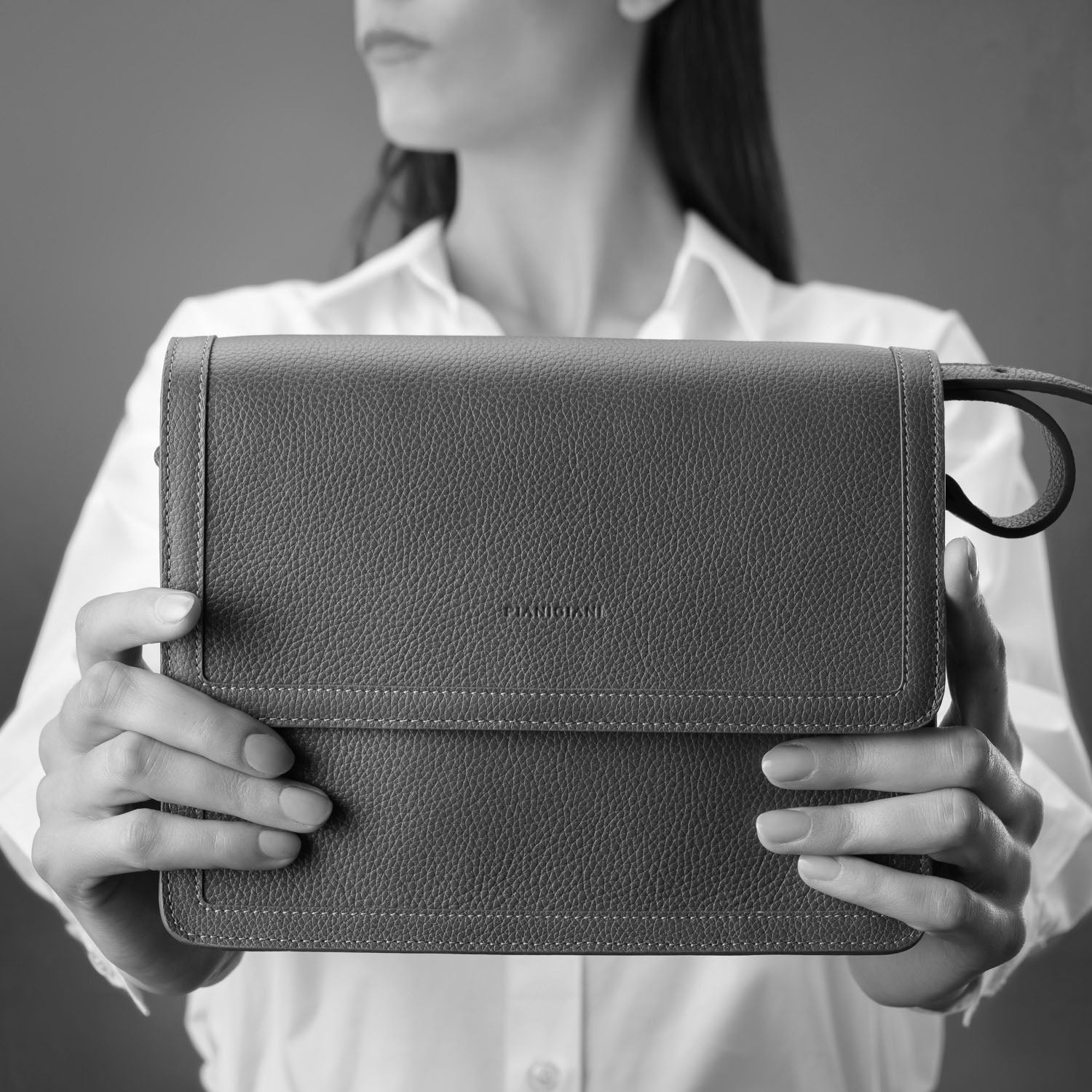 Cara bag grande, borsa da donna a tracolla in pelle martellata nera, prodotta da Pianigiani Bags.