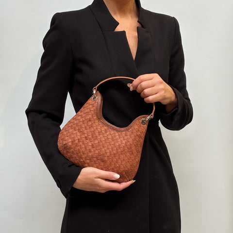 Mini Lou, borsa a mano in pelle intrecciata marrone, prodotta e venduta da Pianigiani handmade leather bags.