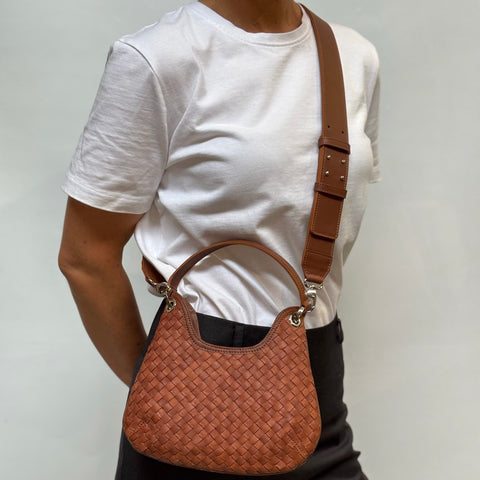 Mini Lou, borsa a mano in pelle intrecciata marrone, prodotta e venduta da Pianigiani handmade leather bags.