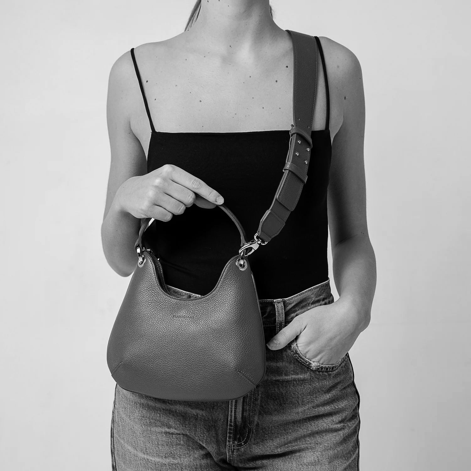 Borsa Mini Lou in pelle martellata verde tortora, prodotta da Pianigiani Bags.
