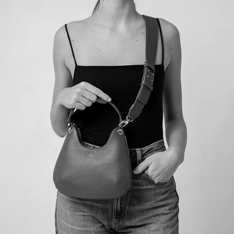 Borsa Mini Lou in pelle martellata verde tortora, prodotta da Pianigiani Bags.