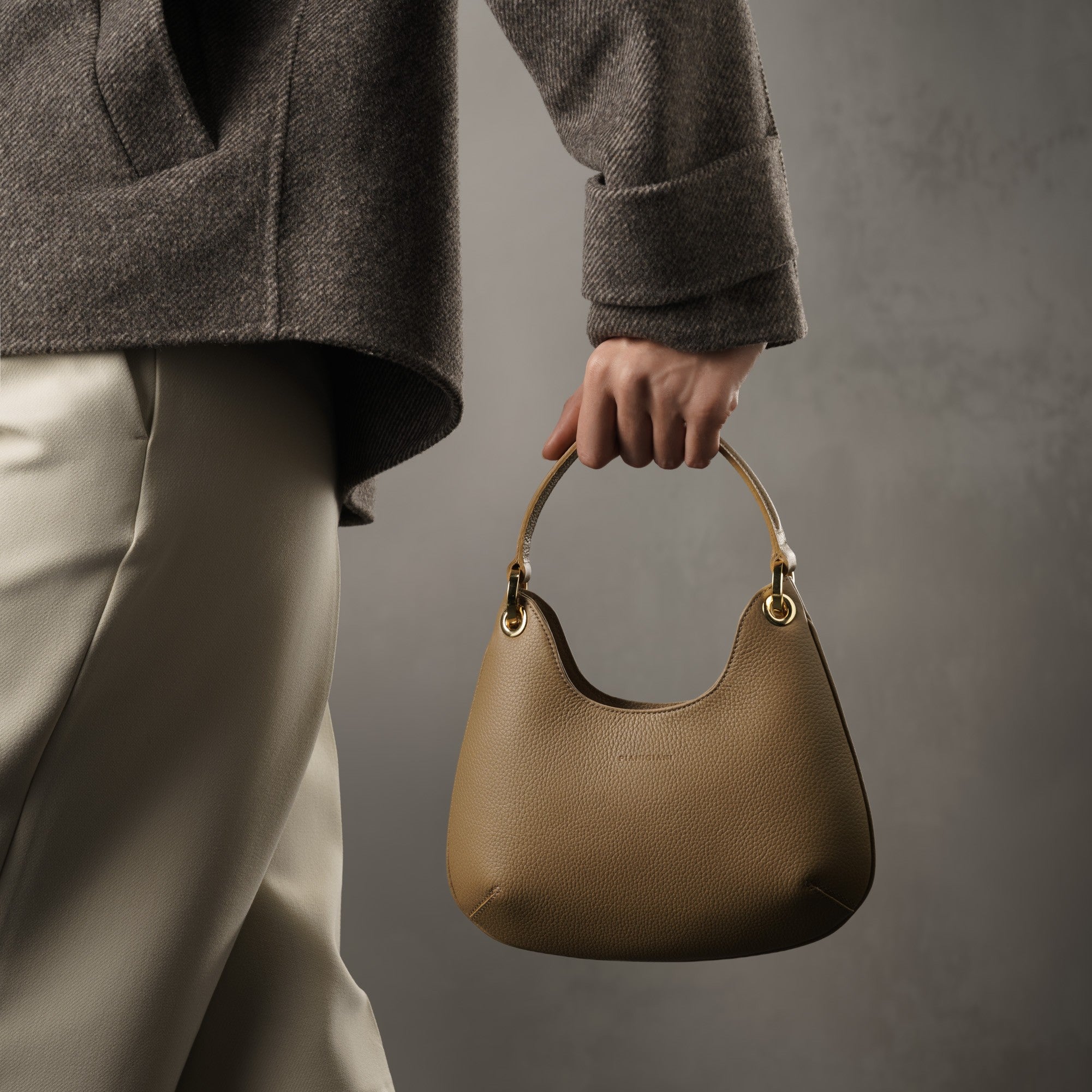 Borsa Mini Lou in pelle martellata verde tortora, prodotta da Pianigiani Bags.