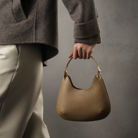 Borsa Mini Lou in pelle martellata verde tortora, prodotta da Pianigiani Bags.