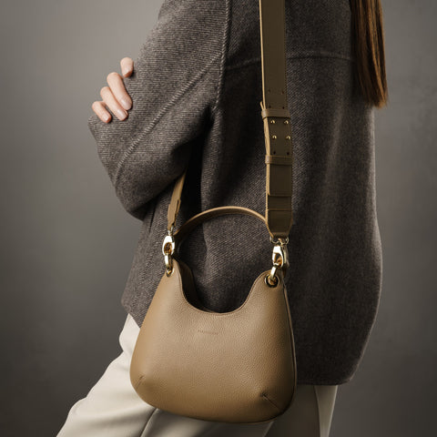 Borsa Mini Lou in pelle martellata verde tortora, prodotta da Pianigiani Bags.