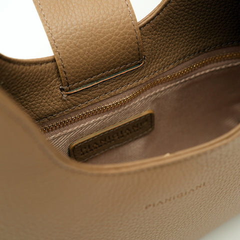 Borsa Mini Lou in pelle martellata verde tortora, prodotta da Pianigiani Bags.