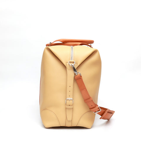 Borsone da viaggio , in pelle martellata giallo burro e rifiniture in cuoio naturale, doppi manici a mano e tracolla regolare removibile. La fodera interna è in cotone beige. Prodotto da Pianigiani handmade leather bags in Italia.
