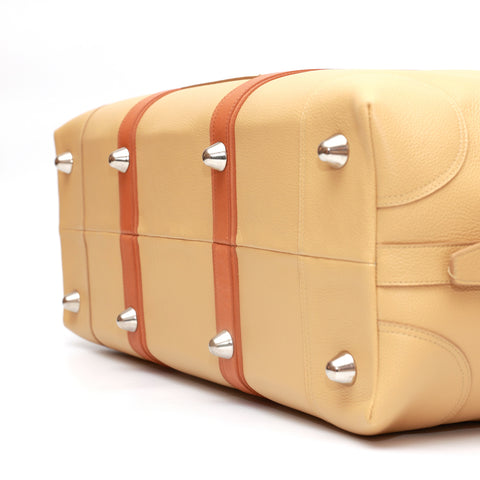 Borsone da viaggio , in pelle martellata giallo burro e rifiniture in cuoio naturale, doppi manici a mano e tracolla regolare removibile. La fodera interna è in cotone beige. Prodotto da Pianigiani handmade leather bags in Italia.