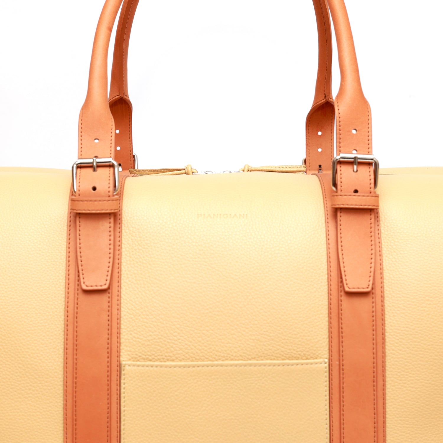 Borsone da viaggio , in pelle martellata giallo burro e rifiniture in cuoio naturale, doppi manici a mano e tracolla regolare removibile. La fodera interna è in cotone beige. Prodotto da Pianigiani handmade leather bags in Italia.