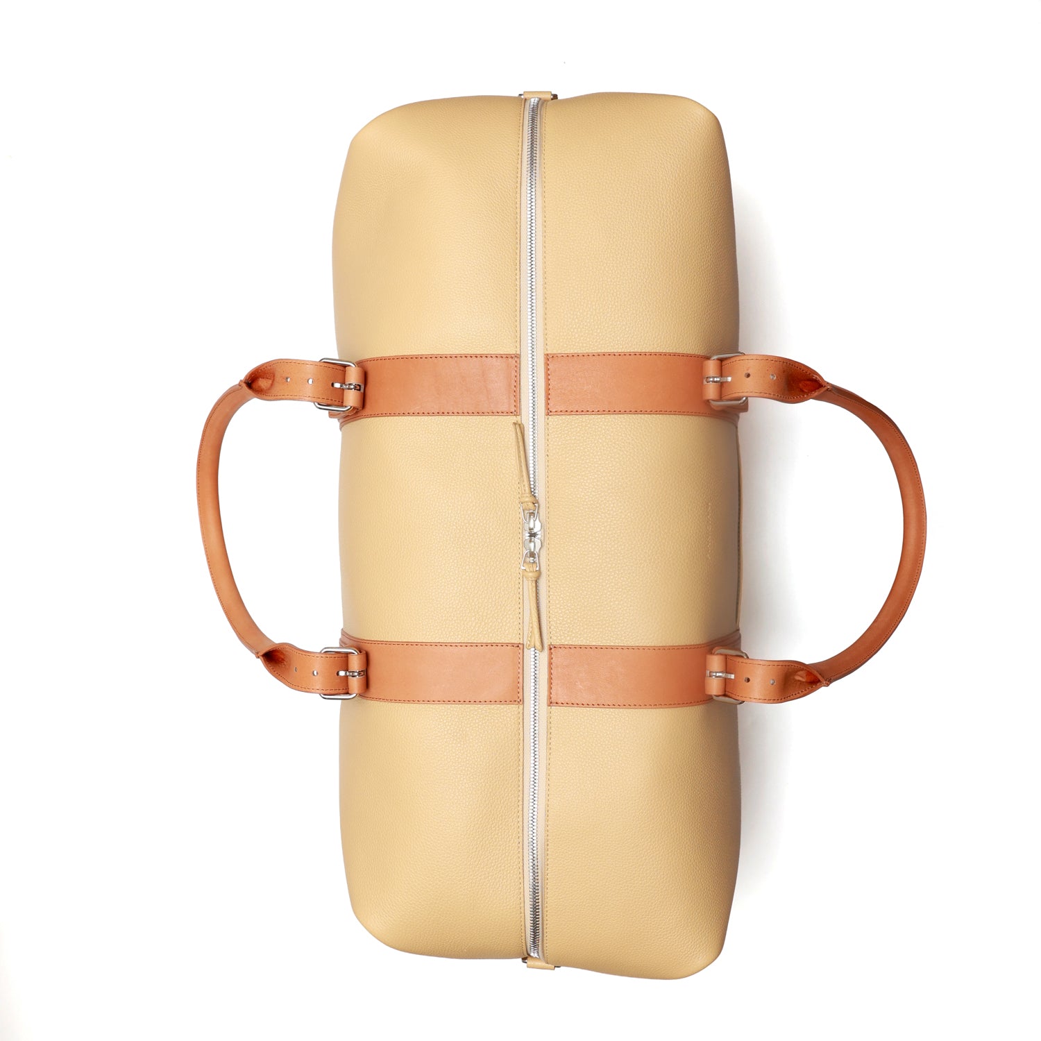 Borsone da viaggio , in pelle martellata giallo burro e rifiniture in cuoio naturale, doppi manici a mano e tracolla regolare removibile. La fodera interna è in cotone beige. Prodotto da Pianigiani handmade leather bags in Italia.