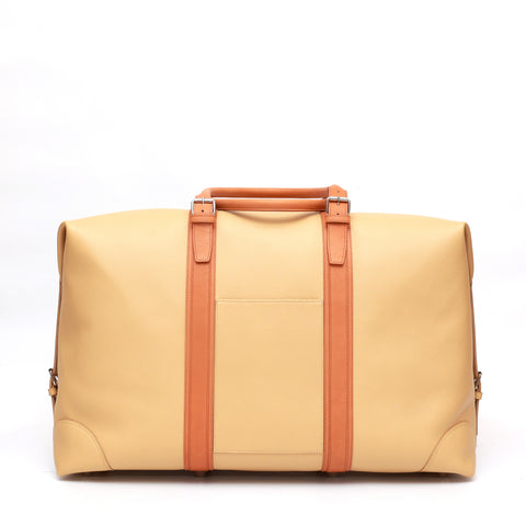 Borsone da viaggio , in pelle martellata giallo burro e rifiniture in cuoio naturale, doppi manici a mano e tracolla regolare removibile. La fodera interna è in cotone beige. Prodotto da Pianigiani handmade leather bags in Italia.