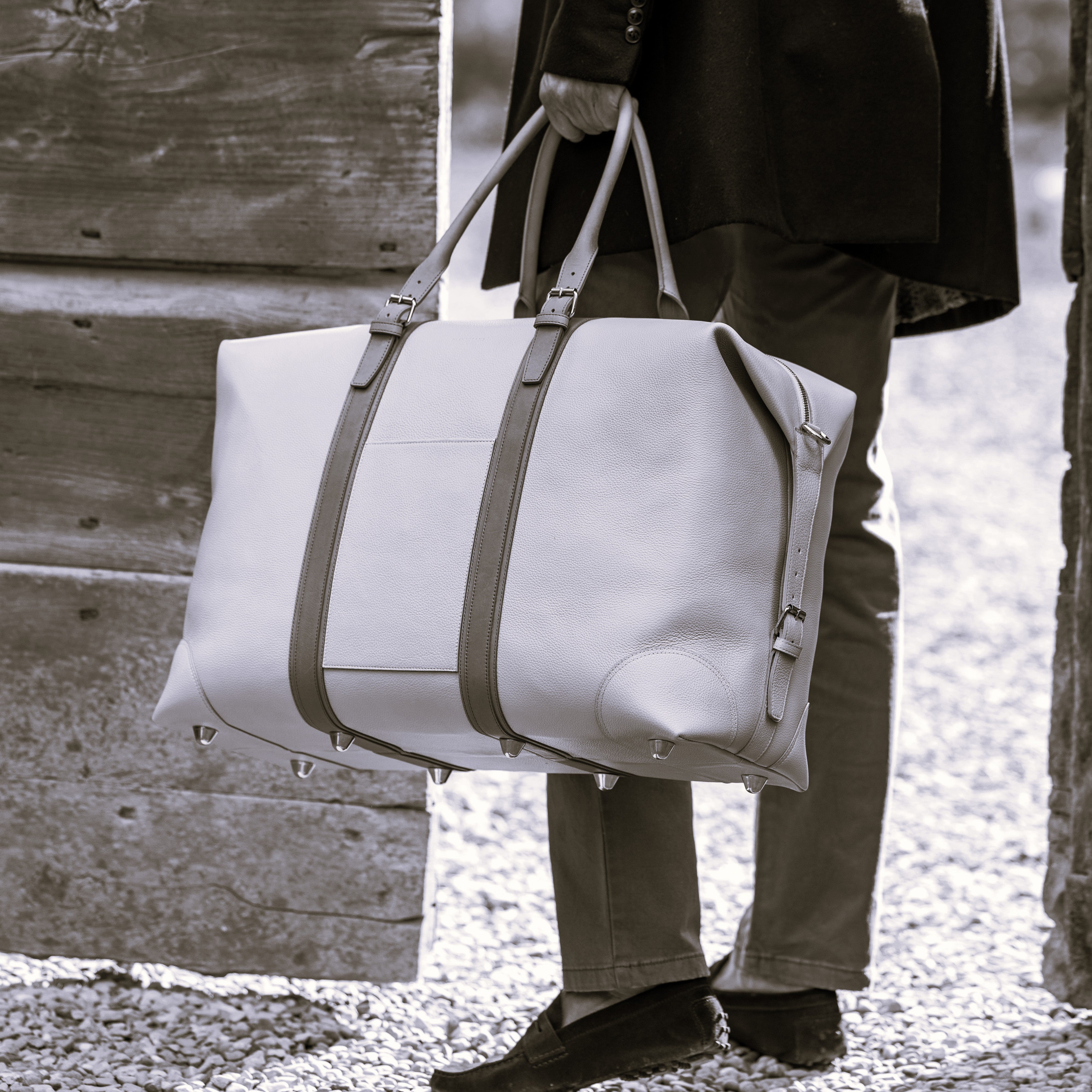 Borsone da viaggio , in pelle martellata marrone caramello e rifiniture in cuoio naturale, doppi manici a mano e tracolla regolare removibile. La fodera interna è in cotone beige. Prodotto da Pianigiani handmade leather bags in Italia.