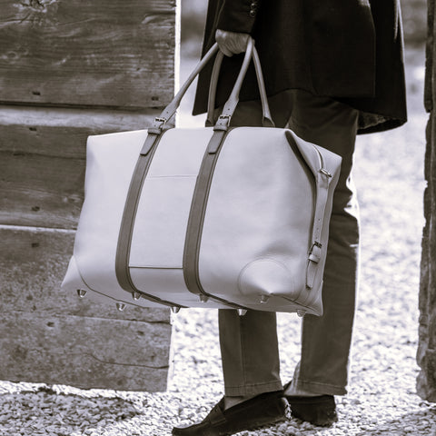 Borsone da viaggio , in pelle martellata marrone caramello e rifiniture in cuoio naturale, doppi manici a mano e tracolla regolare removibile. La fodera interna è in cotone beige. Prodotto da Pianigiani handmade leather bags in Italia.