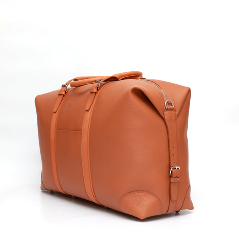 Borsone da viaggio , in pelle martellata marrone caramello e rifiniture in cuoio naturale, doppi manici a mano e tracolla regolare removibile. La fodera interna è in cotone beige. Prodotto da Pianigiani handmade leather bags in Italia.