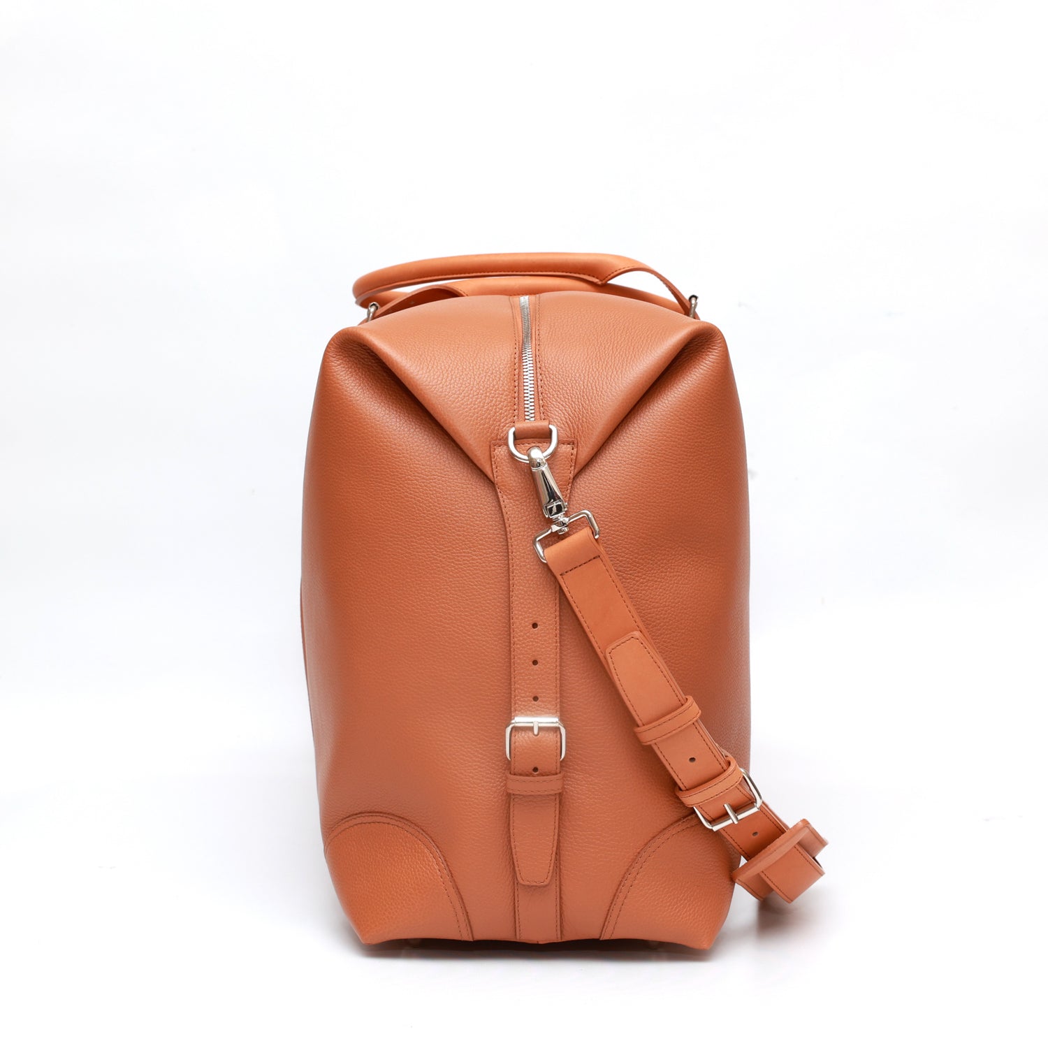 Borsone da viaggio , in pelle martellata marrone caramello e rifiniture in cuoio naturale, doppi manici a mano e tracolla regolare removibile. La fodera interna è in cotone beige. Prodotto da Pianigiani handmade leather bags in Italia.