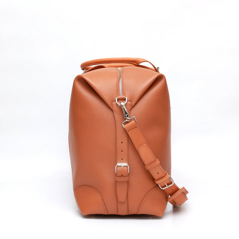 Borsone da viaggio , in pelle martellata marrone caramello e rifiniture in cuoio naturale, doppi manici a mano e tracolla regolare removibile. La fodera interna è in cotone beige. Prodotto da Pianigiani handmade leather bags in Italia.