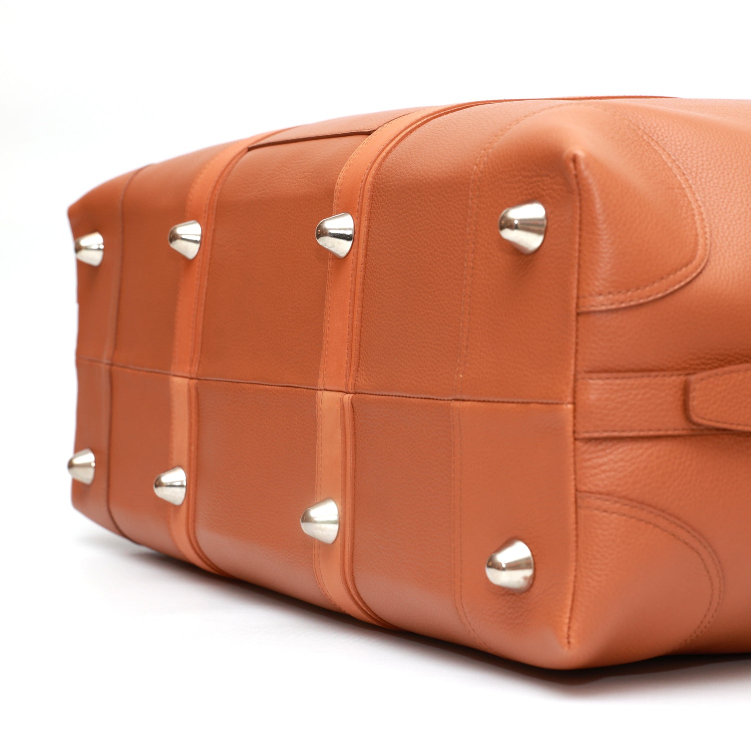 Borsone da viaggio , in pelle martellata marrone caramello e rifiniture in cuoio naturale, doppi manici a mano e tracolla regolare removibile. La fodera interna è in cotone beige. Prodotto da Pianigiani handmade leather bags in Italia.