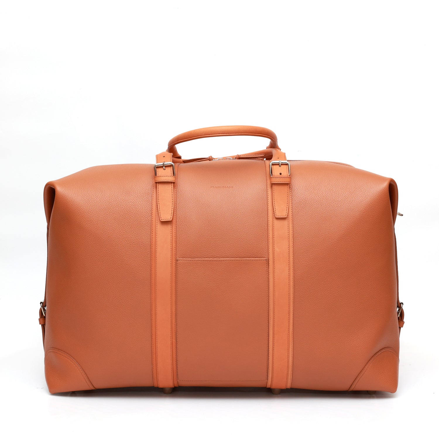 Borsone da viaggio, in pelle martellata marrone caramello e rifiniture in cuoio naturale, doppi manici a mano e tracolla regolare removibile. La fodera interna è in cotone beige. Prodotto da Pianigiani handmade leather bags in Italia.
