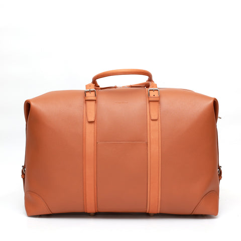 Borsone da viaggio, in pelle martellata marrone caramello e rifiniture in cuoio naturale, doppi manici a mano e tracolla regolare removibile. La fodera interna è in cotone beige. Prodotto da Pianigiani handmade leather bags in Italia.