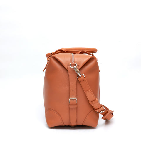 Borsone da viaggio taglia small, in pelle martellata marrone caramello e rifiniture in cuoio naturale, doppi manici a mano e tracolla regolare removibile. La fodera interna è in cotone beige. Prodotto da Pianigiani handmade leather bags in Italia.